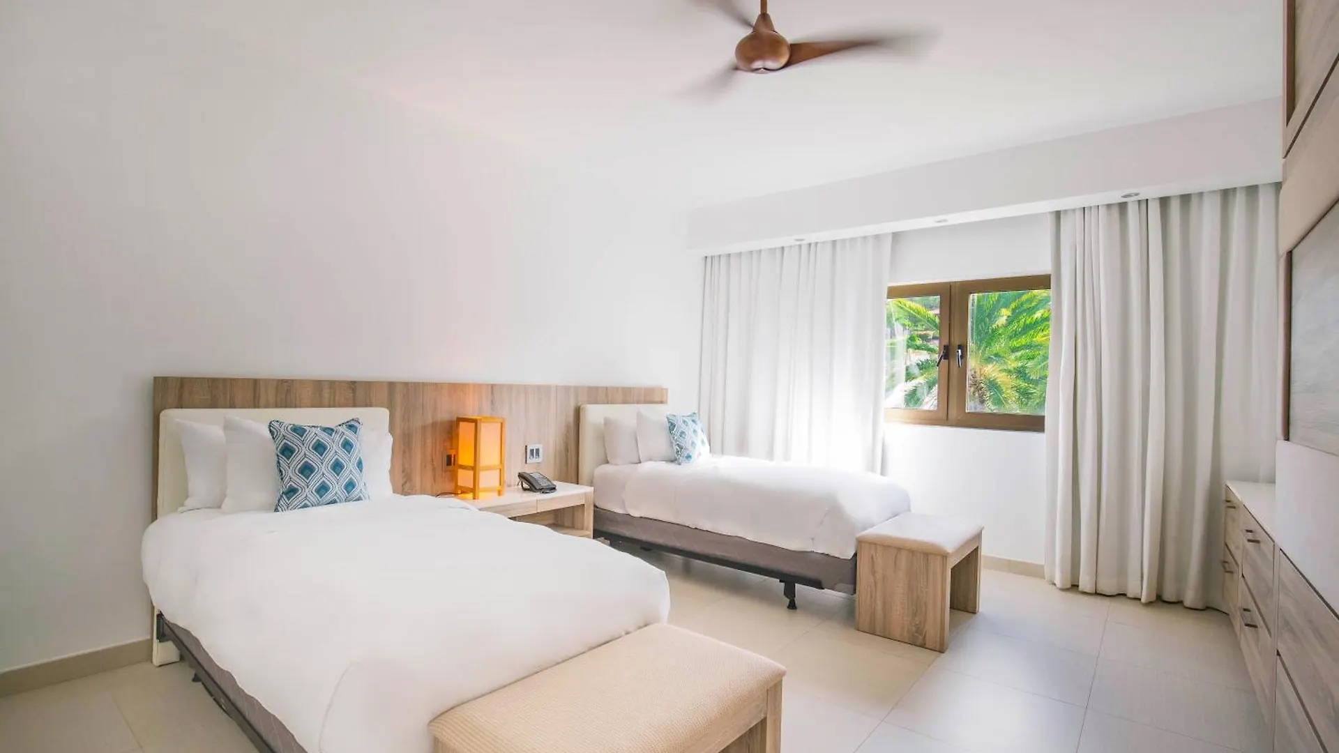 Hodges Bay Resort & Spa St. John's 4*,